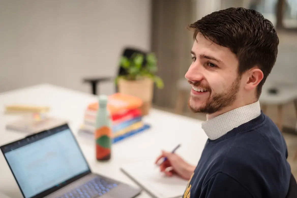 Medewerker met nieuwe laptop